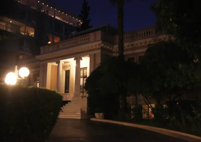 Ομάδα φοιτητών διαδηλώνει έξω από το Μέγαρο Μαξίμου – Ένταση με την αστυνομία
