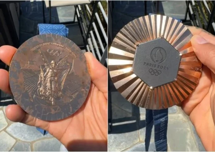 «Μάλλον δεν είναι καλή η ποιότητα»: Ολυμπιονίκης δείχνει πως έχει γίνει το μετάλλιό του μετά από μια εβδομάδα