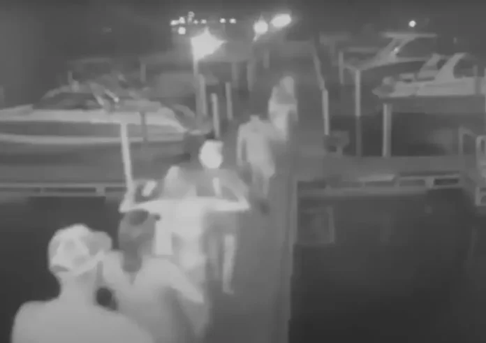 Πέταξαν σερβιτόρα σε λίμνη στο Μιζούρι γιατί τους ζήτησε να πληρώσουν – Εξοργιστικό βίντεο