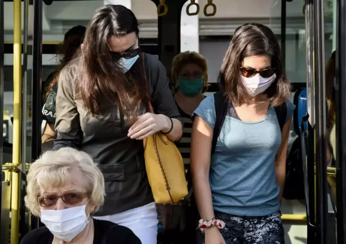 Κορονοϊός: Συστάσεις για χρήση μάσκας σε μέσα μεταφοράς, νοσοκομεία και κλειστούς χώρους