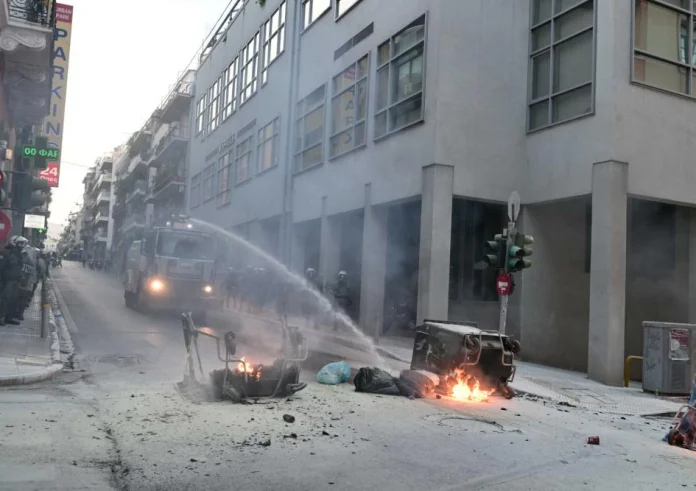 Επεισόδια με μολότοφ έξω από τη Νομική μετά το πανεκπαιδευτικό συλλαλητήριο – Ένας αστυνομικός ελαφρά τραυματισμένος
