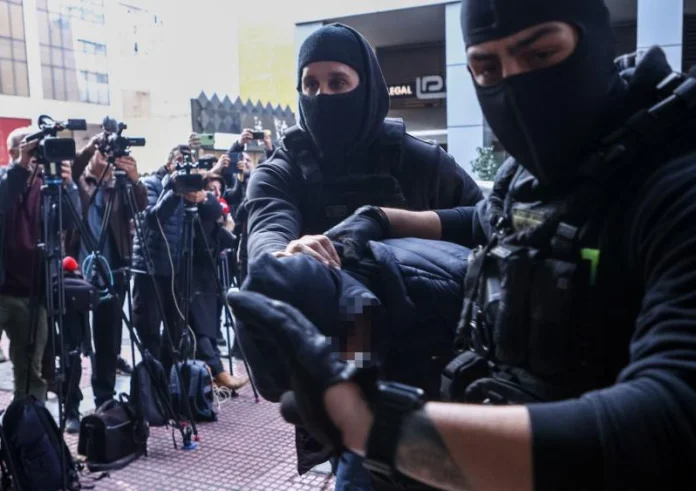 Με «μοντέλο» Χρυσής Αυγής αντιμετωπίζει η κυβέρνηση την έξαρση της οπαδικής βίας