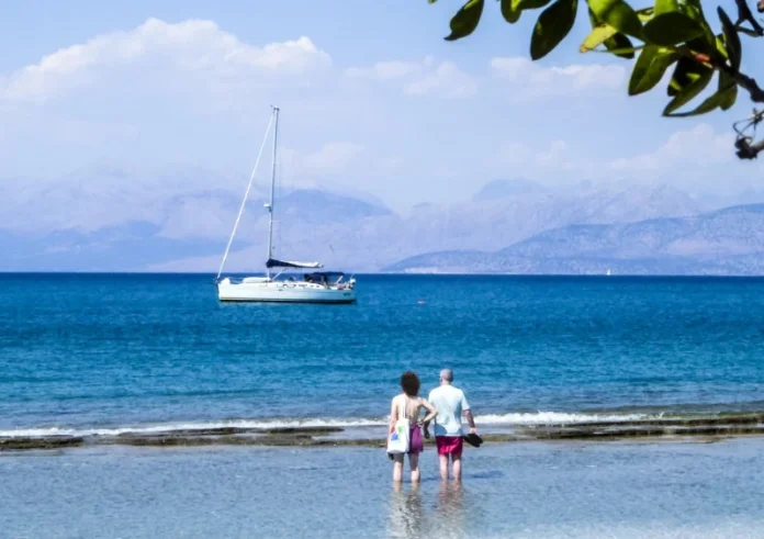Στα ύψη η θερμοκρασία – Πλημμύρισαν από κόσμο οι παραλίες