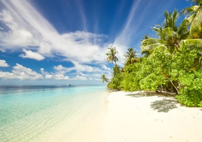 Τιρκουάζ νερά και ινσταγκραμικές τοποθεσίες: 5 μαγευτικές παραλίες στην Ευρώπη