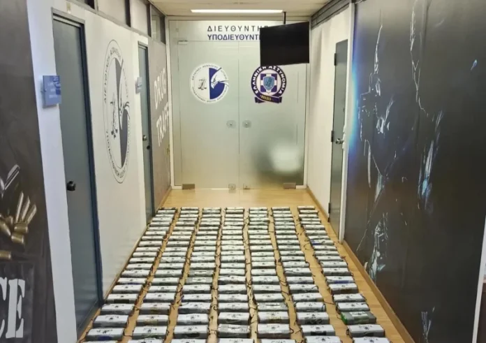 Πειραιάς: Πώς εξαρθρώθηκε η διεθνής σπείρα που μετέφερε 210 κιλά κοκαΐνης. Ο εγκέφαλος, οι «μπράβοι» και τα πακέτα «Sparta»