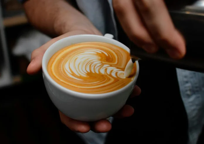 Flat white αλά Google Doodle: Πώς φτιάχνεται τελικά αυτός ο καφές - Δείτε το βίντεο