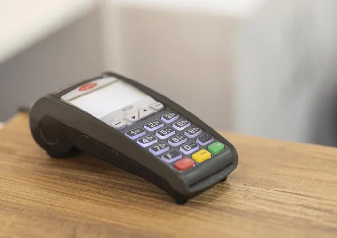 Τέλος χρόνου για την ενεργοποίηση των POS - Από αύριο πληρωμές σε ταξί, περίπτερα, λαϊκές αγορές