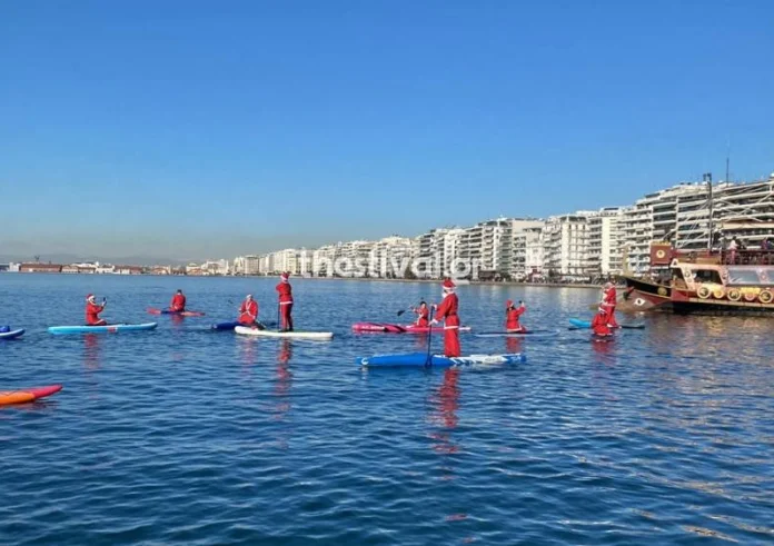 Ο Άγιος Βασίλης βγήκε βόλτα στον Θερμαϊκό με... sup