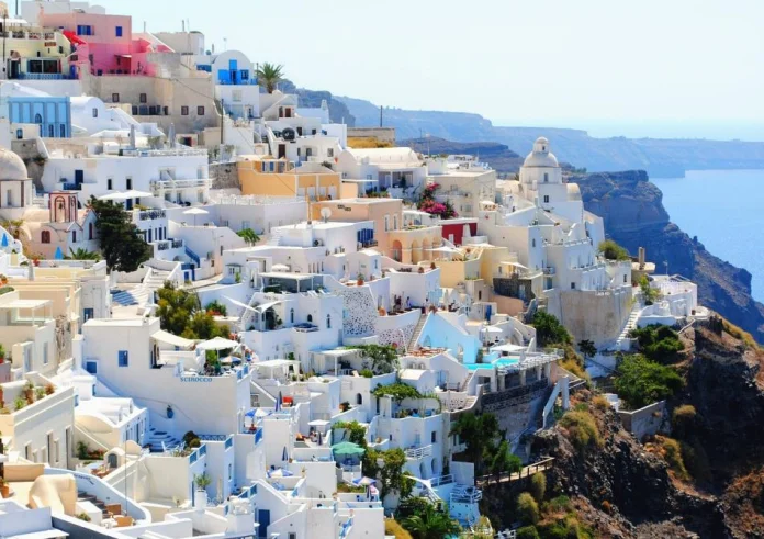 Εκτινάχτηκαν οι τιμές ακινήτων στις Κυκλάδες το 2023 – Ποιο είναι το πιο ακριβό νησί