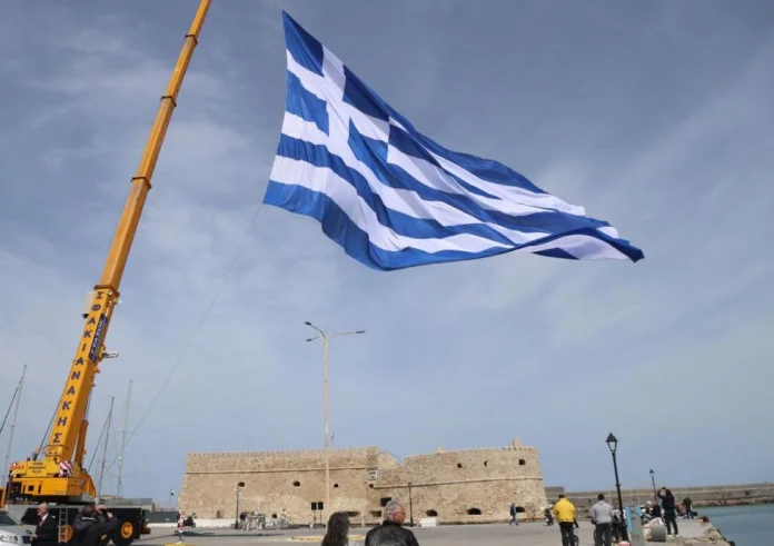 Ηράκλειο: Σημαία 1,5 στρέμμα υψώθηκε στο λιμάνι του Ηρακλείου (Βιντεο)