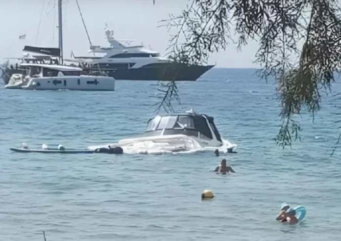 Σκάφος άρχισε να βυθίζεται στην πλαζ της Βουλιαγμένης δίπλα σε λουόμενους