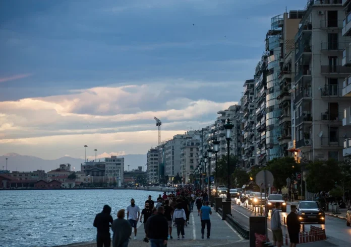 Θεσσαλονίκη: Στην παλιά παραλία το δέντρο της μνήμης για τα θύματα της τραγωδίας των Τεμπών