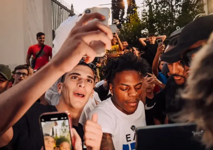 Κυνηγώντας τον iShowSpeed, τον πιο viral Youtuber του πλανήτη, στο κέντρο της Αθήνας