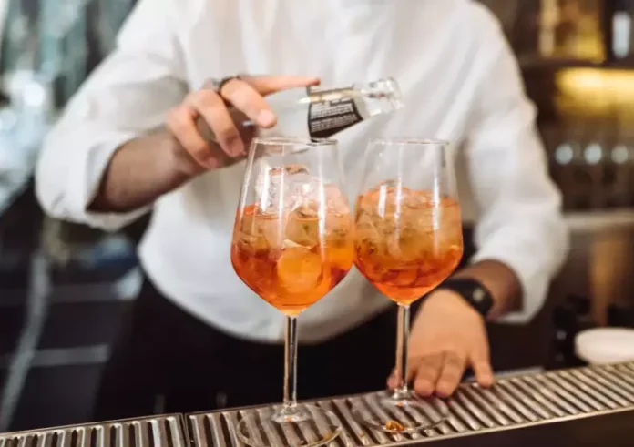 Aperol Spritz: Το απόλυτο καλοκαιρινό κοκτέιλ και η άγνωστη ιστορία του