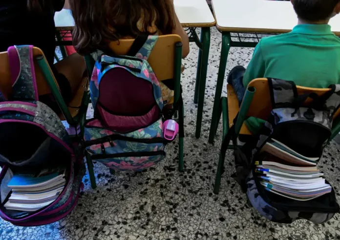 Σχολεία: Τέλος τα κινητά στην τάξη, επιστρέφει η πενθήμερη αποβολή - Ποιες είναι οι αλλαγές;