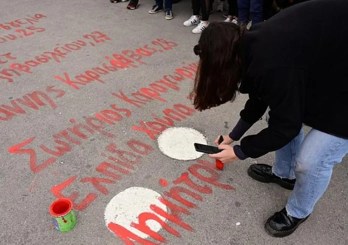 Τέμπη: Ξαναγράφουν τα ονόματα των θυμάτων που σβήστηκαν μπροστά από το μνημείο του Αγνώστου Στρατιώτη