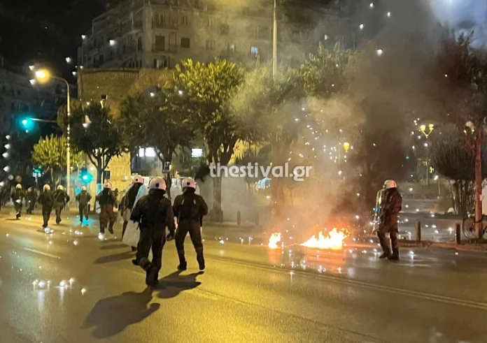 Επέτειος Πολυτεχνείου: Επεισόδια σε Θεσσαλονίκη και Πάτρα - Βόμβες μολότοφ και χημικά κρότου λάμψης