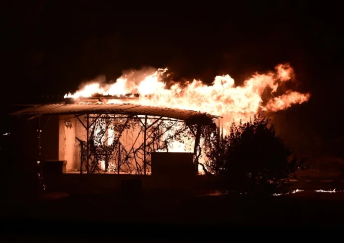 Φωτιά στο Βαρνάβα: Συναγερμός στην κυβέρνηση, επιστροφή Μητσοτάκη στην Αθήνα