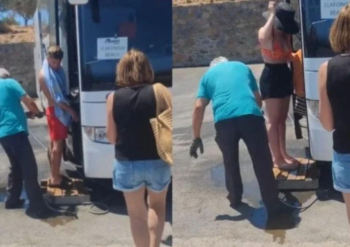 Κρητικός οδηγός λεωφορείου ξεπλένει τους τουρίστες από την άμμο πριν μπουν για να μην του λερώσουν