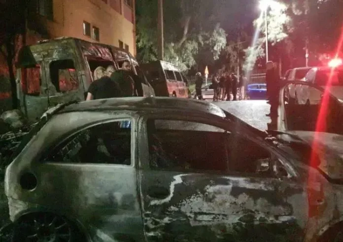 Εμπρηστική επίθεση στου Ζωγράφου: «Έχουν καεί 20 οχήματα, έλιωσαν τα μέταλλα από τις μηχανές μου» – Τι λέει κάτοικος