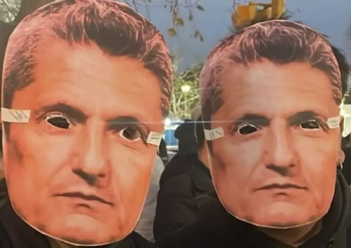 Οπαδοί του ΠΑΟΚ με μάσκες Λουτσέσκου στη ρεβάνς κόντρα στην ΑΕΚ