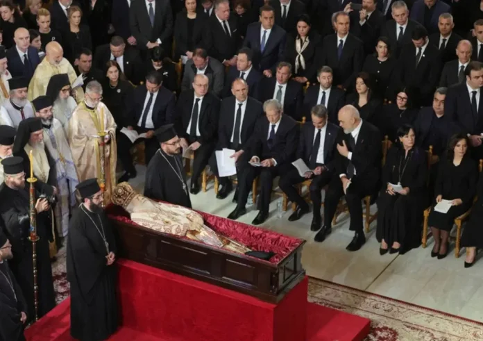Συγκίνηση στο «ύστατο χαίρε» στον Αρχιεπίσκοπο Αναστάσιο: Οι επικήδειοι Μητσοτάκη, Ράμα