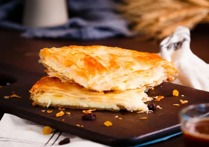 Τυρόπιτα με σιμιγδάλι και γιαούρτι - Η συνταγή του Άκη Πετρετζίκη