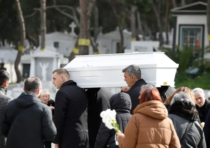 Κηδεία του 3χρονου Άγγελου: Η χειρότερη στιγμή είναι να συνοδεύεις αυτό το μικρό λευκό φέρετρο