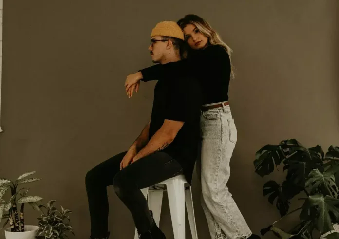 Η Gen Z δεν κάνει one-night stand. Έρευνα λέει ότι η γενιά του situationship δεν είναι τόσο προοδευτική σε όλα