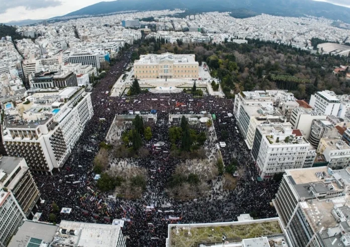 Ασφυκτικά γεμάτη η πλατεία Συντάγματος: Η μαζικότερη συγκέντρωση των τελευταίων δεκαετιών