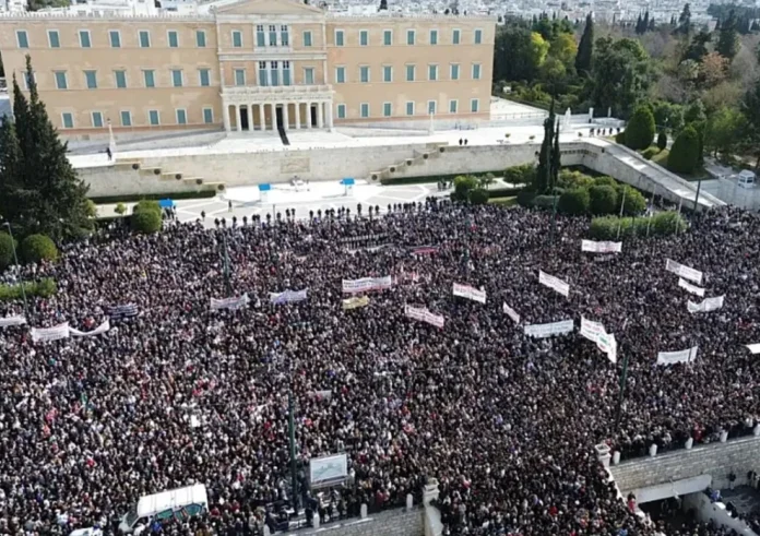 Τέμπη: Αντιμέτωποι με κακουργηματικού χαρακτήρα διώξεις οι συλληφθέντες για τα επεισόδια στο Σύνταγμα