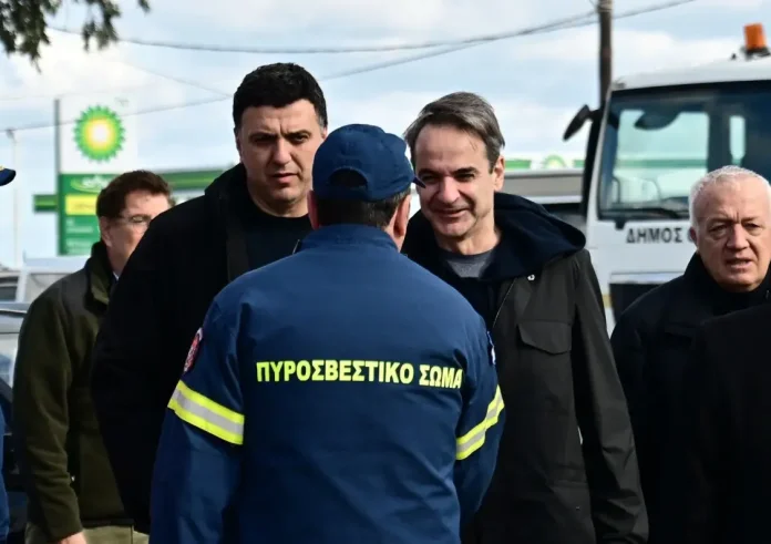 Έφτασε στη Σαντορίνη ο Μητσοτάκης – Συνεχίζονται οι σεισμοί