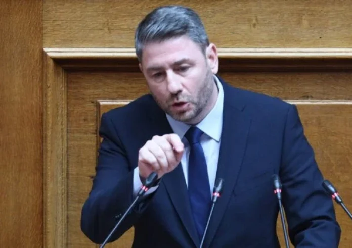 Ανδρουλάκης: «Είστε και ένοχοι και άχρηστοι» – Τι είπε για την πρόταση δυσπιστίας