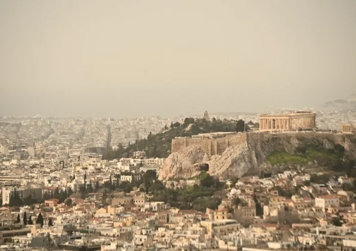 Καιρός: Επιμένει η αφρικανική σκόνη - Υψηλές θερμοκρασίες και σήμερα