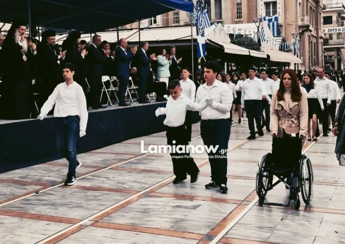 Λαμία: Σηκώθηκε από το αμαξίδιό του και παρέλασε