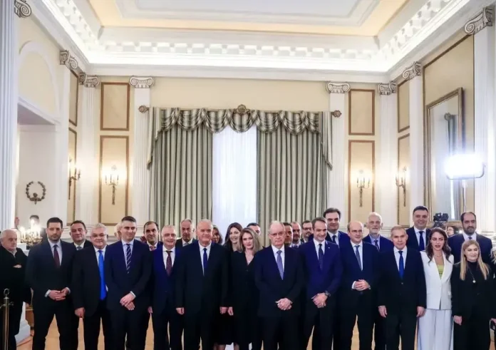 Η ορκωμοσία των νέων μελών της κυβέρνησης και το πρώτο υπουργικό – Τα μηνύματα Μητσοτάκη