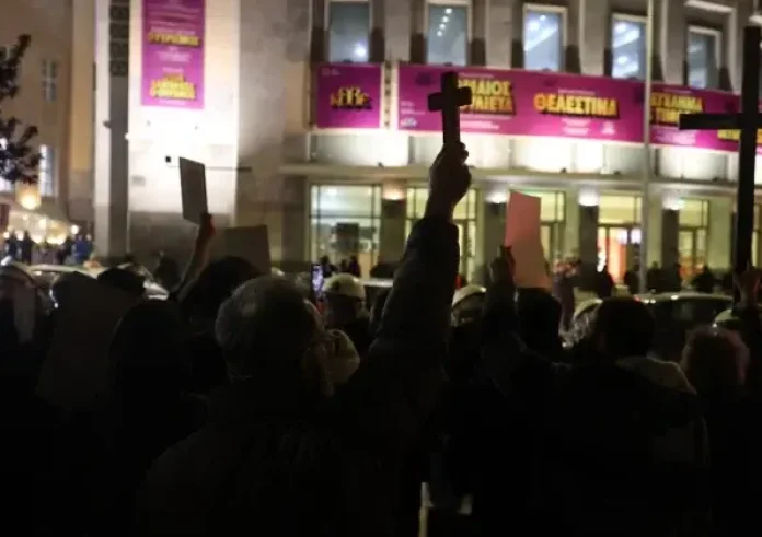 Θεσσαλονίκη: Επεισόδια και προσαγωγές έξω από θέατρο σε συγκέντρωση διαμαρτυρίας για παράσταση του Ζαραλίκου