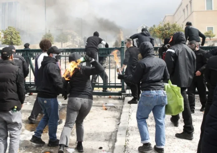Συλλαλητήριο για Τέμπη: Ποινική δίωξη για βαριά αδικήματα στους συλληφθέντες των επεισοδίων