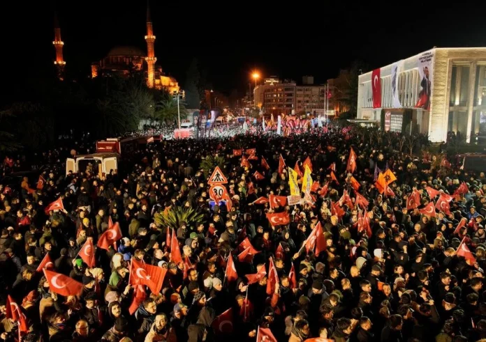 Μεγάλη διαδήλωση στην Κωνσταντινούπολη για τη σύλληψη Ιμάμογλου παρά την απαγόρευση Ερντογάν