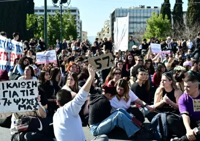 Τέμπη: Πλήθος κόσμου ξανά στους δρόμους – Συγκεντρώσεις διαμαρτυρίας από φοιτητές και μαθητές