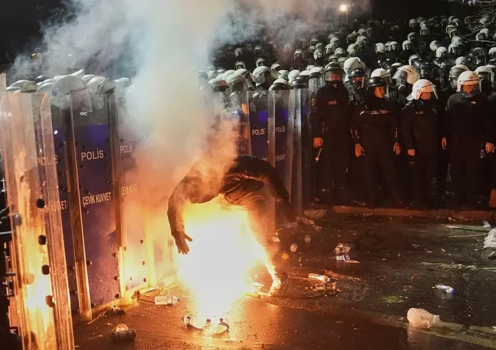 Κωνσταντινούπολη: Επεισόδια μεταξύ αστυνομίας και υποστηρικτών του Ιμάμογλου έξω από το δικαστικό μέγαρο