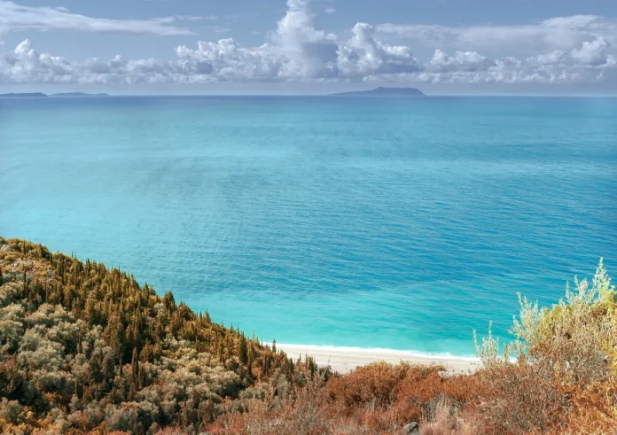 Η χώρα που με 30€ τη βραδιά κάνεις βασιλικές διακοπές: Ζεστές θάλασσες, ξέφρενα πάρτι, τρομερές τιμές