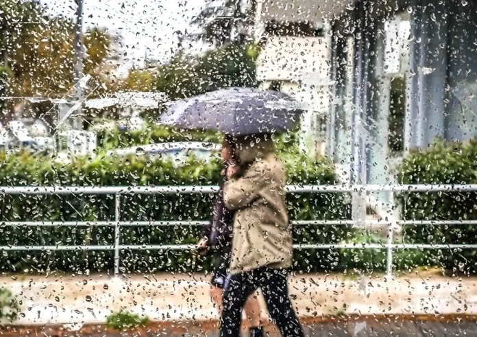 Κάθε μέρα καταιγίδες: Θα βρέχει μέχρι τον Μάιο