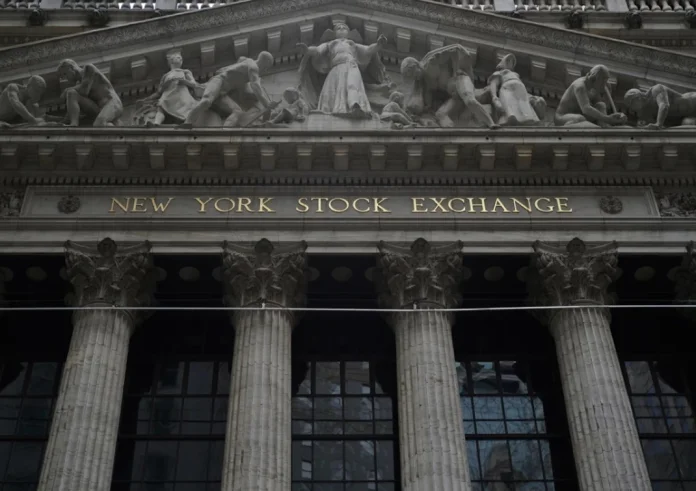 Καταρρέει η Wall Street εξαιτίας του εμπορικού πολέμου που εξαπέλυσε ο Τραμπ: Στρέφονται στον χρυσό οι επενδυτές