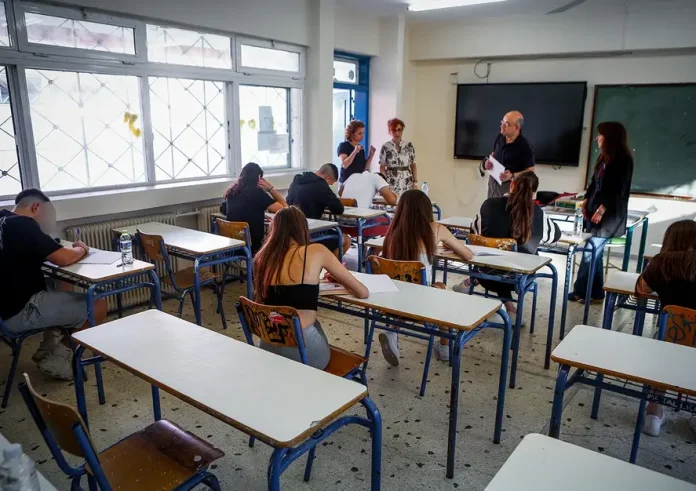 Πανελλαδικές 2025: Τι απαγορεύεται να έχουν μαζί τους οι μαθητές και τι ισχύει για τα κινητά