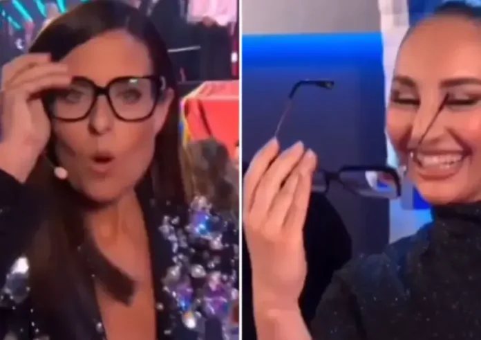 Η στιγμή που η παρουσιάστρια της Eurovision φόρεσε τα γυαλιά της Κλαυδίας