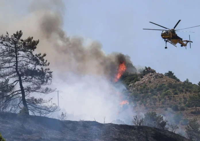 Χίος: Ανεξέλεγκτη η φωτιά – Διαδοχικά μηνύματα του 112 και εκκένωση χωριών