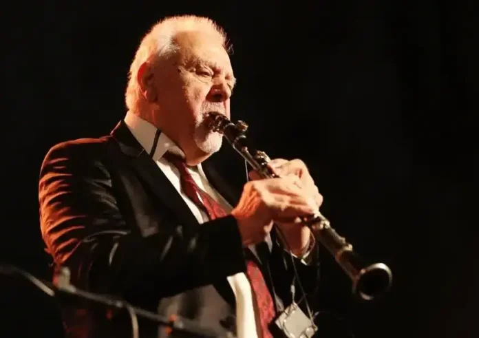 Πετρολούκας Χαλκιάς: Σε λαϊκό προσκύνημα η σορός του σπουδαίου κλαρινίστα – Πού θα γίνει η κηδεία