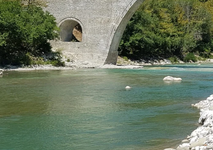 Πάτρα: Διασωληνωμένα τα δύο παιδιά που παρασύρθηκαν στον Άραχθο – Τι έδειξε η αξονική