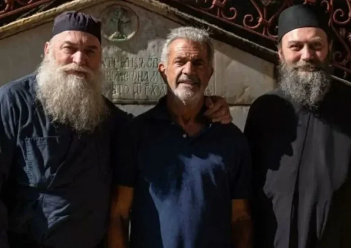 Ο Mel Gibson επισκέφθηκε το Άγιον Όρος - Η φωτογραφία με μοναχούς